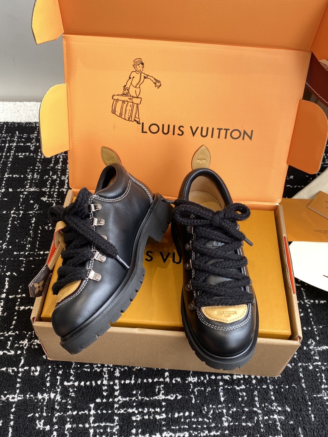 代购级(⚠️官网同步✈️盒包装)
Louis vuiteeon 路易威登系带 厚底乐福鞋 最新款情侣 男