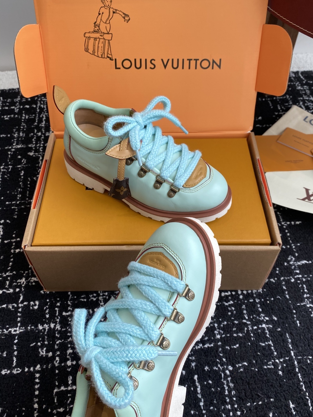 代购级(⚠️官网同步✈️盒包装)
Louis vuiteeon 路易威登系带 厚底乐福鞋 最新款情侣 男
