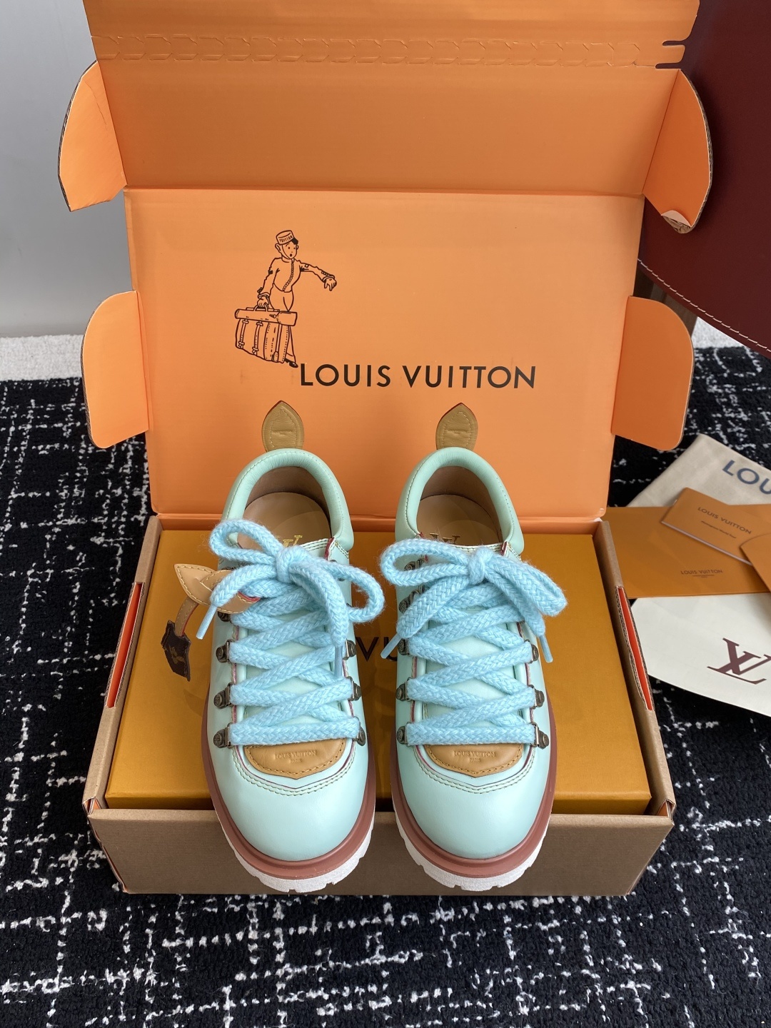 代购级(⚠️官网同步✈️盒包装)
Louis vuiteeon 路易威登系带 厚底乐福鞋 最新款情侣 男