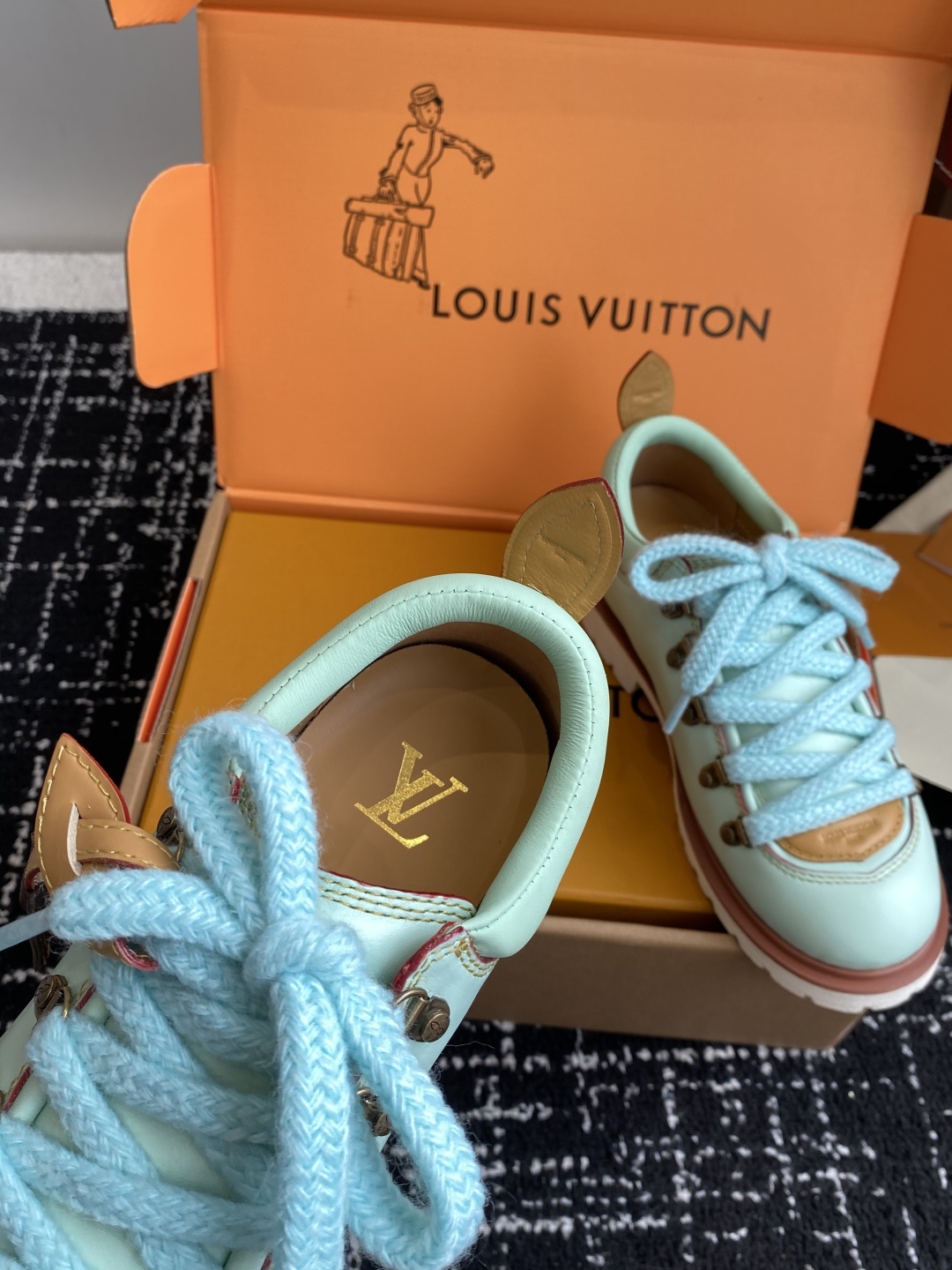 代购级(⚠️官网同步✈️盒包装)
Louis vuiteeon 路易威登系带 厚底乐福鞋 最新款情侣 男