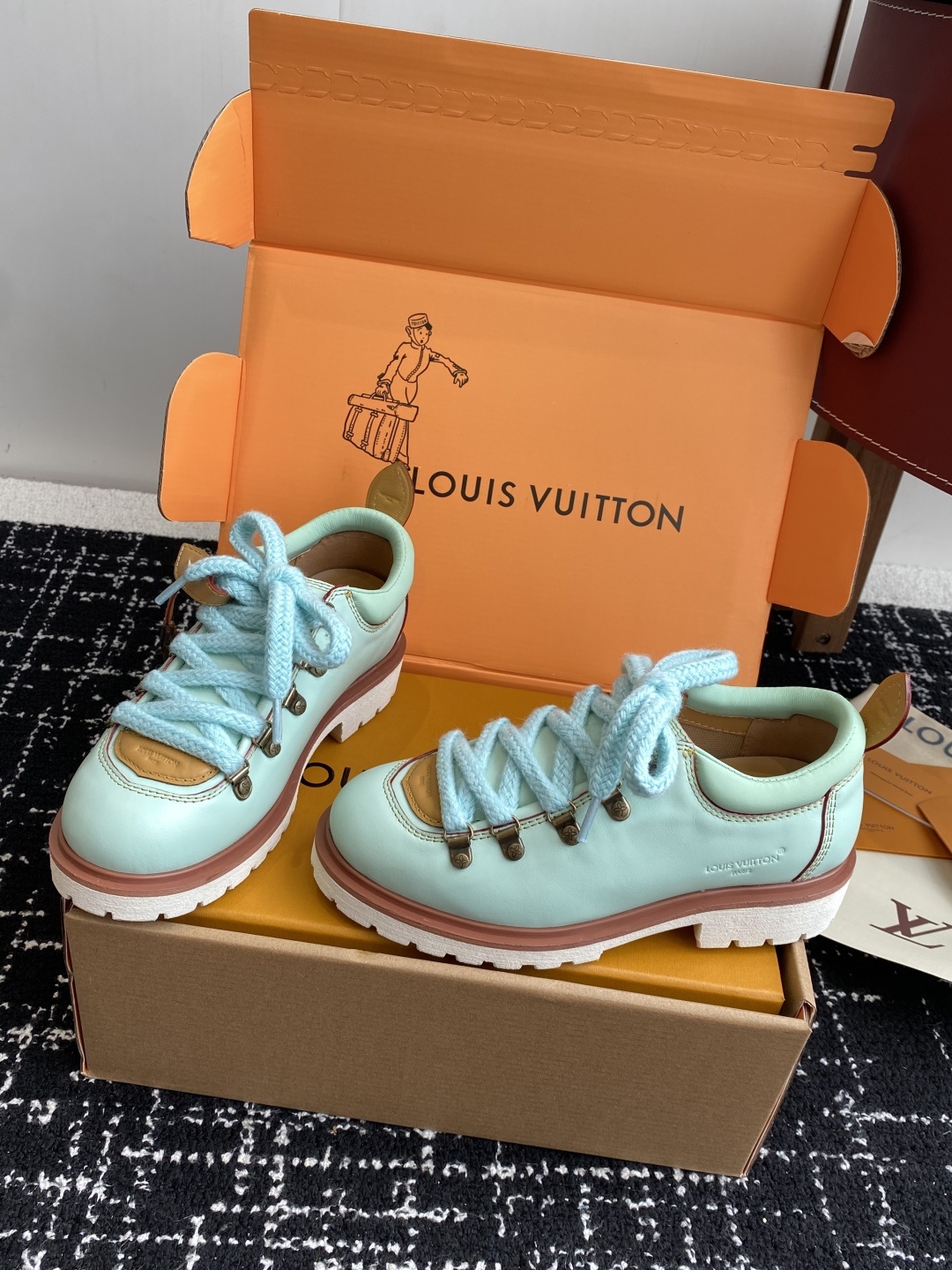 代购级(⚠️官网同步✈️盒包装)
Louis vuiteeon 路易威登系带 厚底乐福鞋 最新款情侣 男