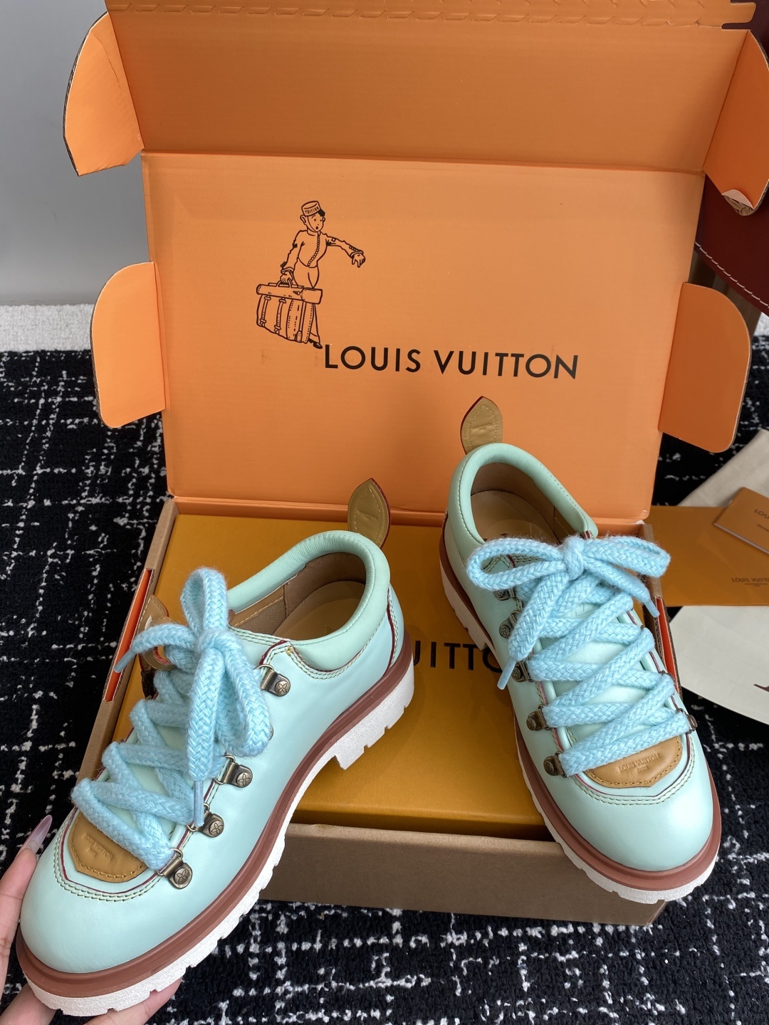 代购级(⚠️官网同步✈️盒包装)
Louis vuiteeon 路易威登系带 厚底乐福鞋 最新款情侣 男