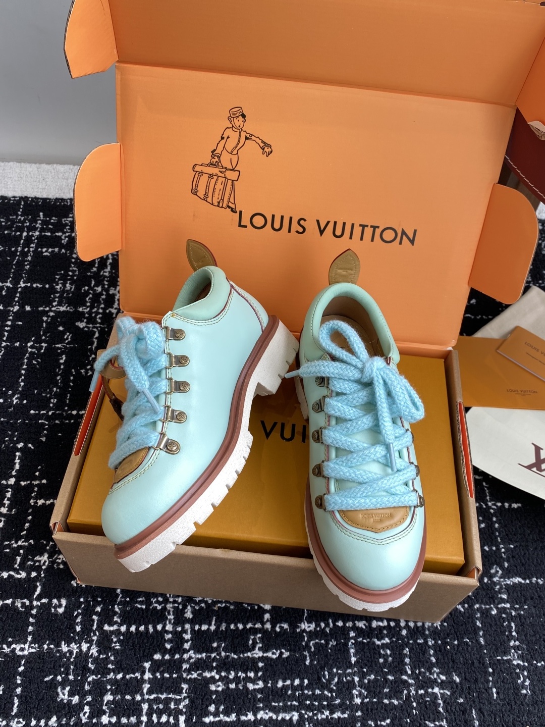 代购级(⚠️官网同步✈️盒包装)
Louis vuiteeon 路易威登系带 厚底乐福鞋 最新款情侣 男