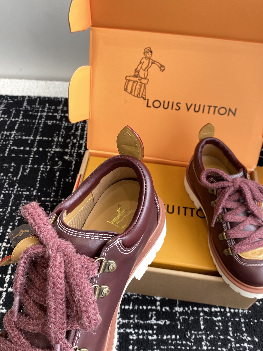 代购级(⚠️官网同步✈️盒包装)
Louis vuiteeon 路易威登系带 厚底乐福鞋 最新款情侣 男