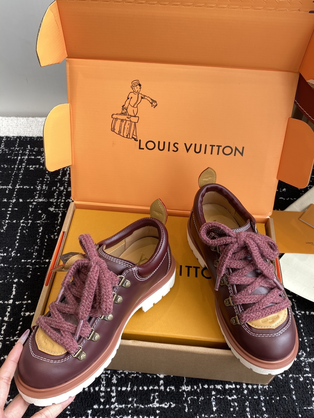 代购级(⚠️官网同步✈️盒包装)
Louis vuiteeon 路易威登系带 厚底乐福鞋 最新款情侣 男