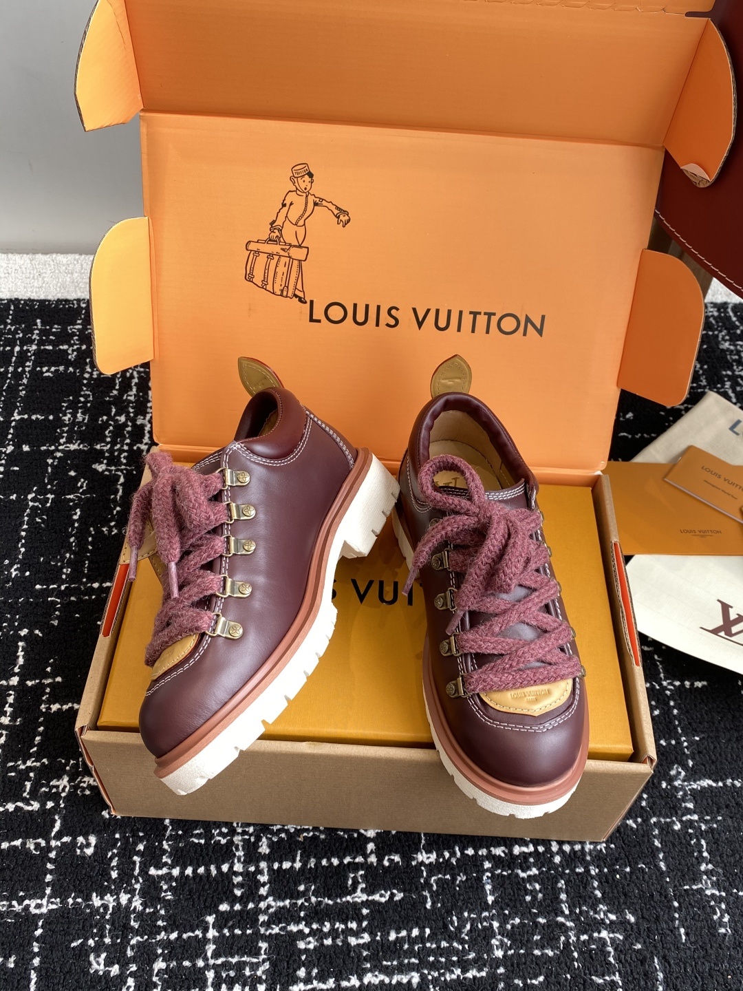 代购级(⚠️官网同步✈️盒包装)
Louis vuiteeon 路易威登系带 厚底乐福鞋 最新款情侣 男