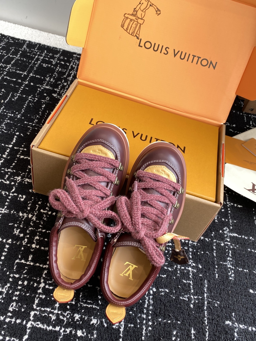 代购级(⚠️官网同步✈️盒包装)
Louis vuiteeon 路易威登系带 厚底乐福鞋 最新款情侣 男