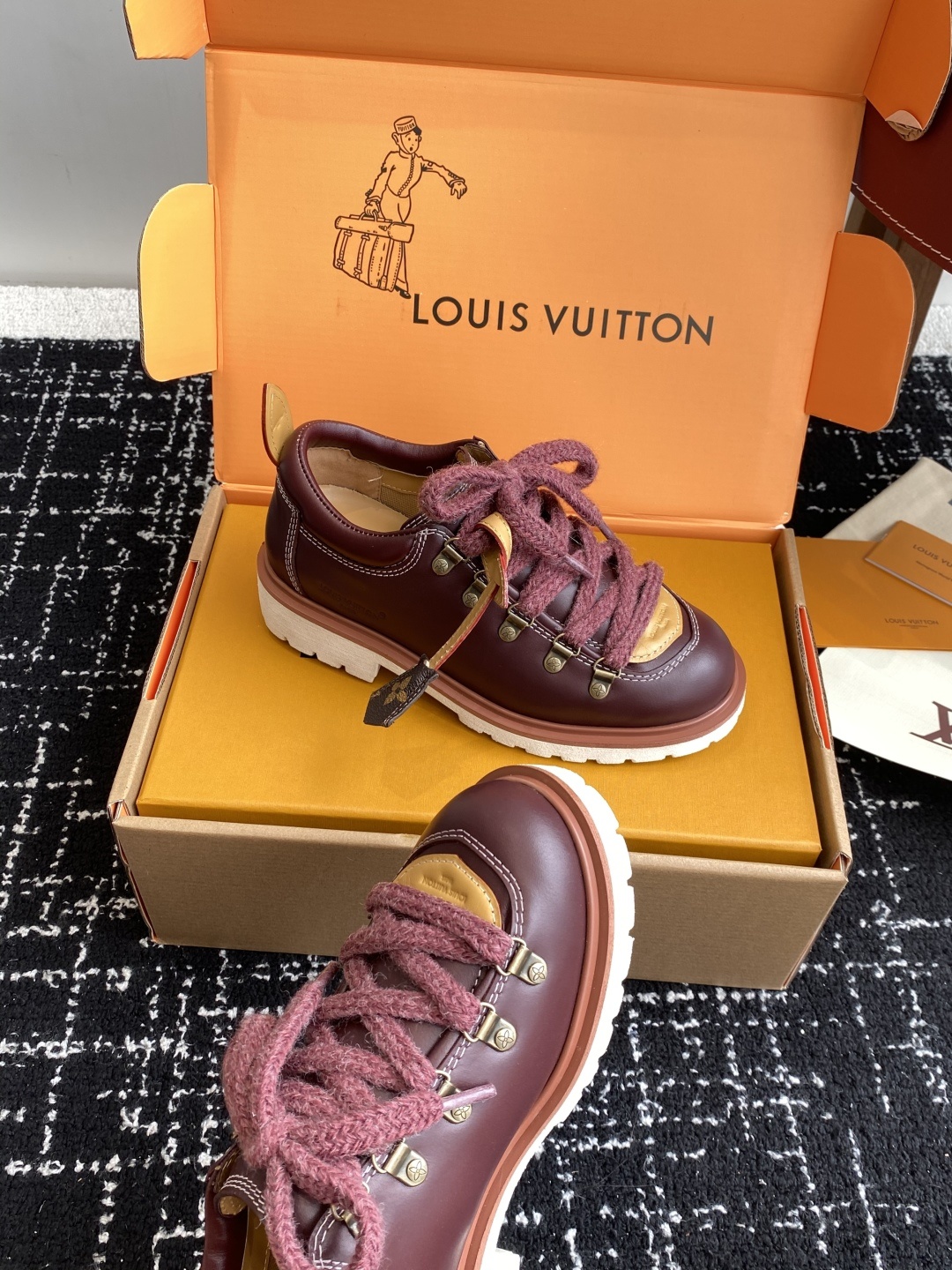 代购级(⚠️官网同步✈️盒包装)
Louis vuiteeon 路易威登系带 厚底乐福鞋 最新款情侣 男