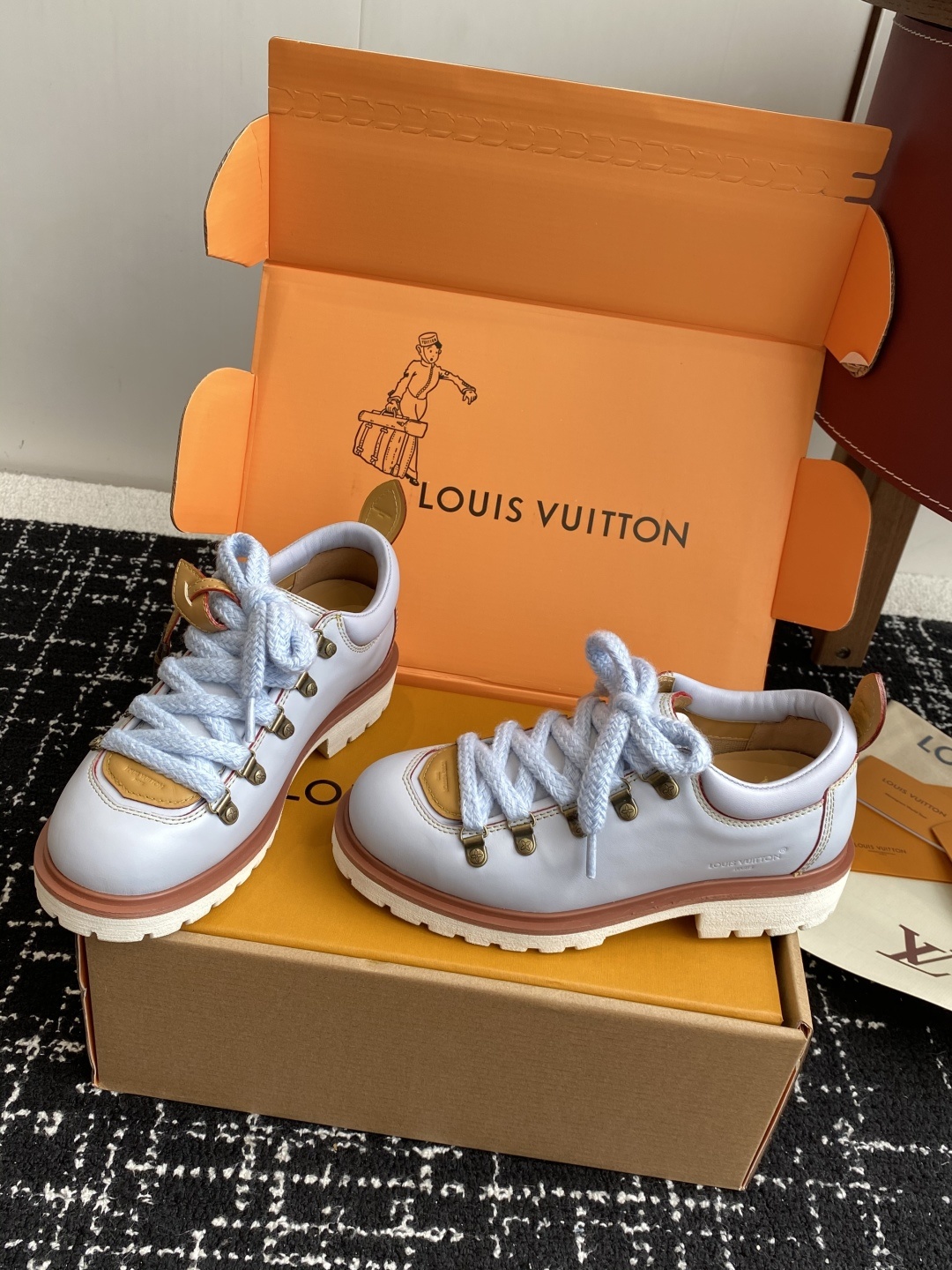 代购级(⚠️官网同步✈️盒包装)
Louis vuiteeon 路易威登系带 厚底乐福鞋 最新款情侣 男