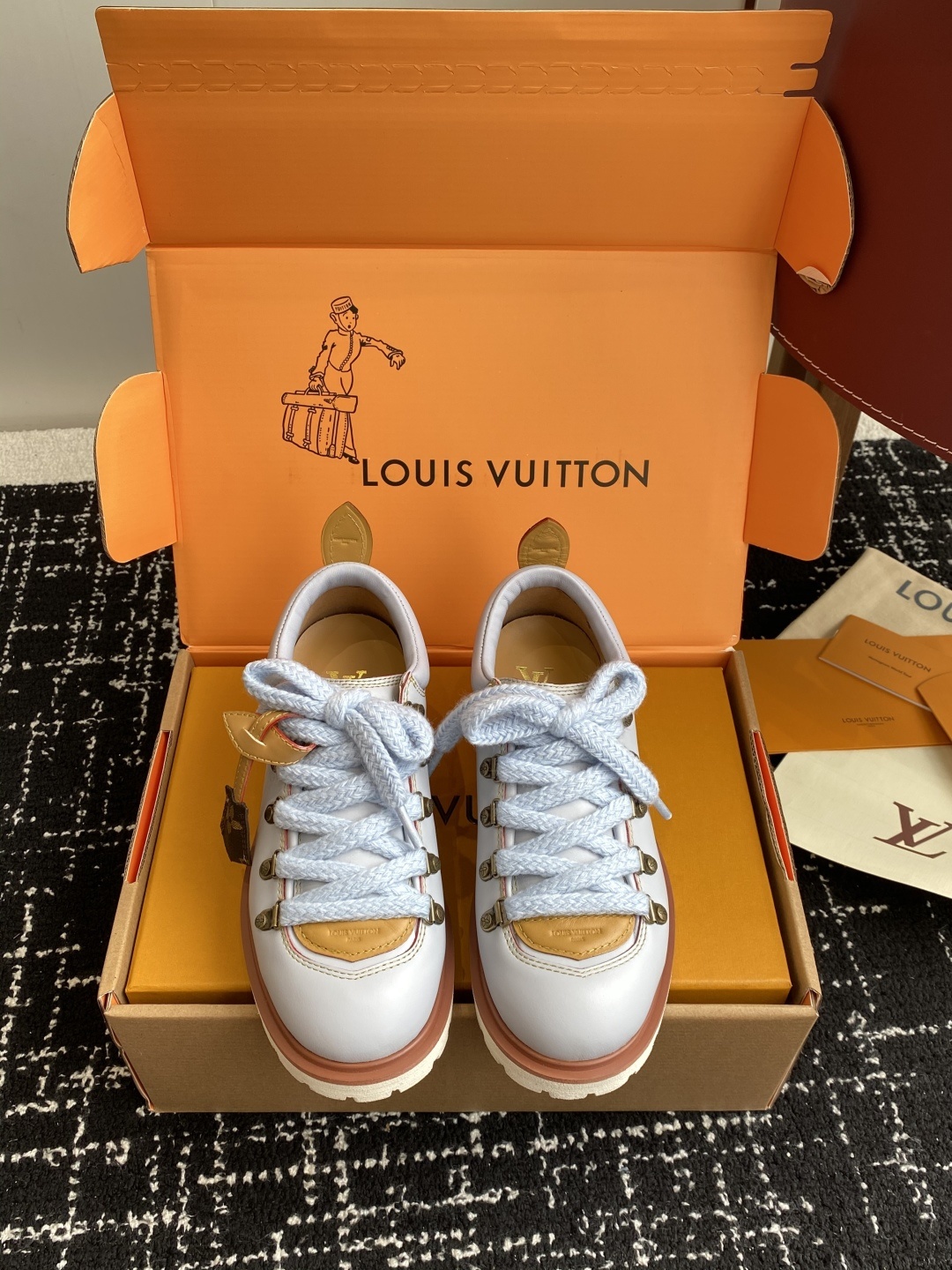 代购级(⚠️官网同步✈️盒包装)
Louis vuiteeon 路易威登系带 厚底乐福鞋 最新款情侣 男