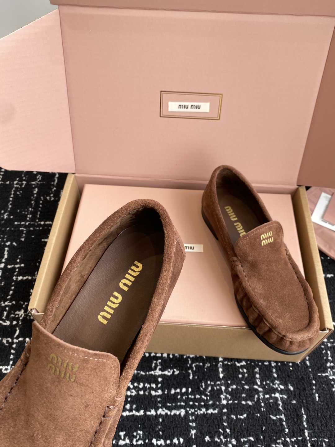 代购级（⚠️官网同步✈️盒包装）
MiuMiu 25ss 秋冬最新走秀款 乐福鞋

超多明星网红种草 秀