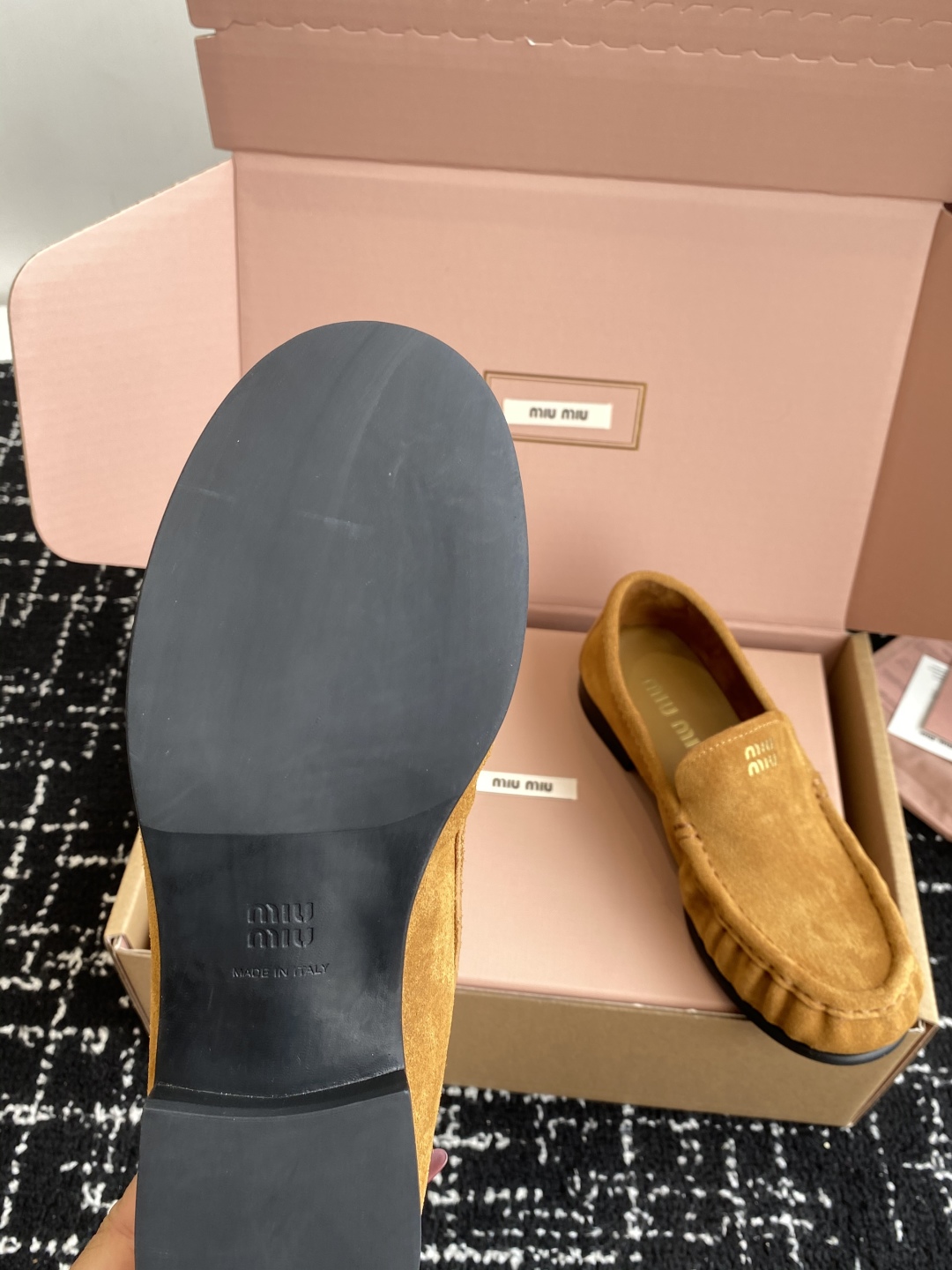 代购级（⚠️官网同步✈️盒包装）
MiuMiu 25ss 秋冬最新走秀款 乐福鞋

超多明星网红种草 秀