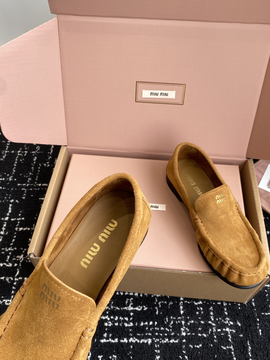 代购级（⚠️官网同步✈️盒包装）
MiuMiu 25ss 秋冬最新走秀款 乐福鞋

超多明星网红种草 秀