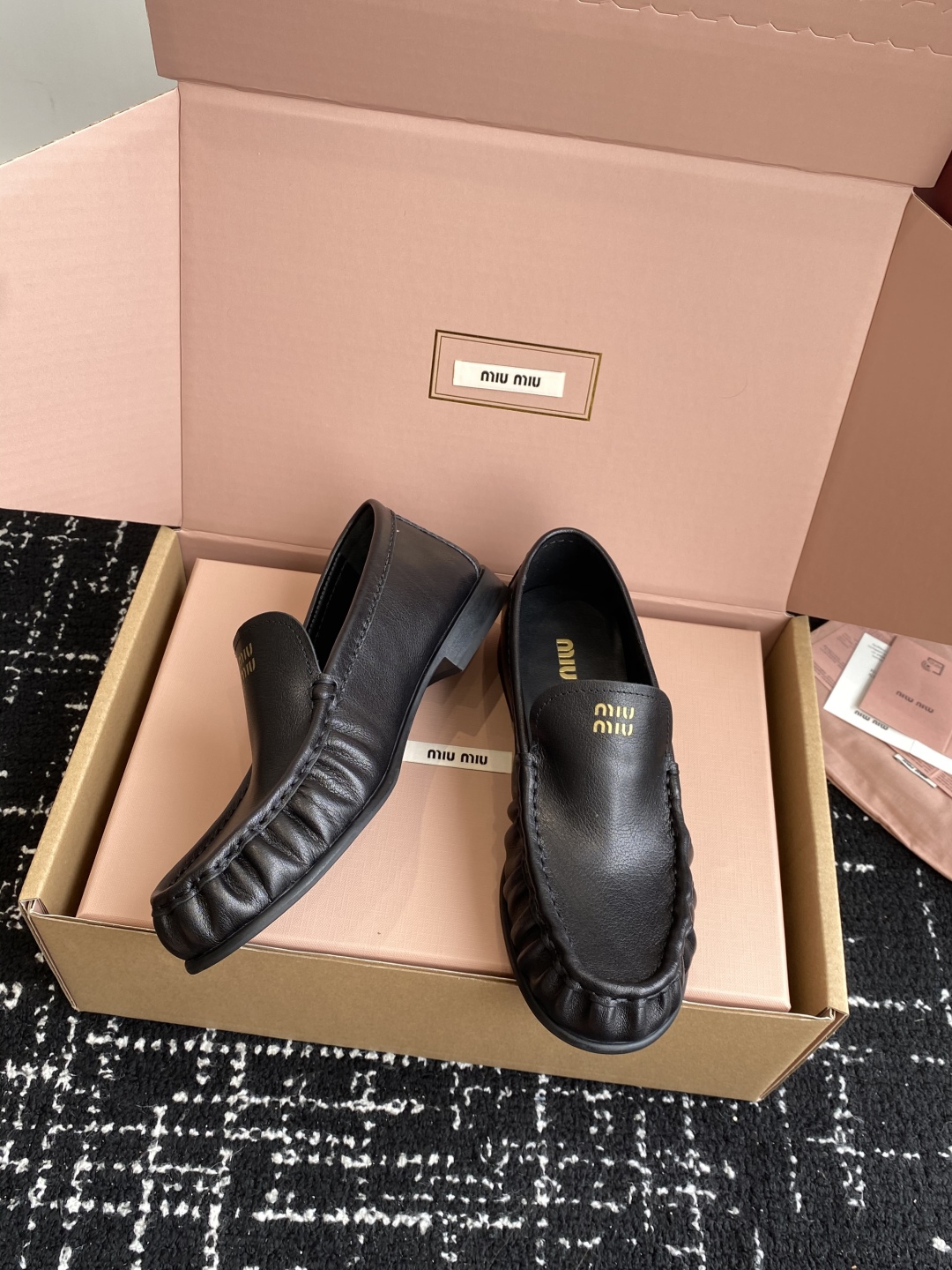 代购级（⚠️官网同步✈️盒包装）
MiuMiu 25ss 秋冬最新走秀款 乐福鞋

超多明星网红种草 秀