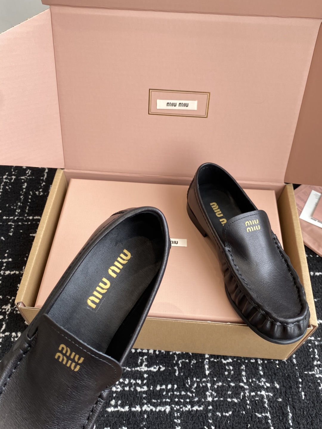 代购级（⚠️官网同步✈️盒包装）
MiuMiu 25ss 秋冬最新走秀款 乐福鞋

超多明星网红种草 秀
