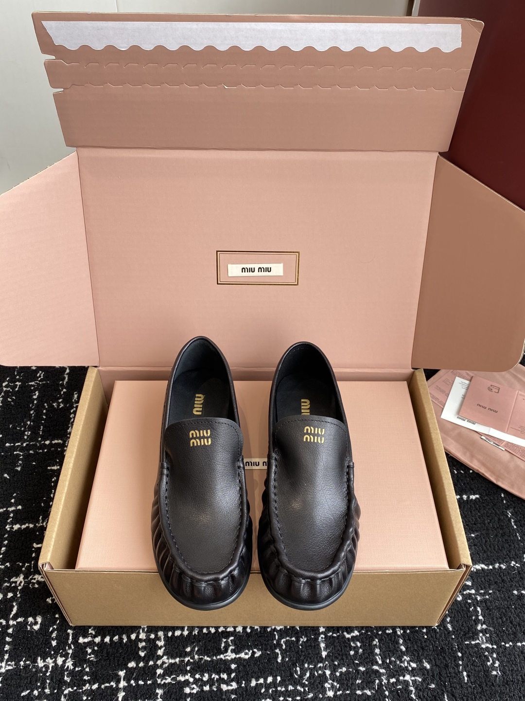 代购级（⚠️官网同步✈️盒包装）
MiuMiu 25ss 秋冬最新走秀款 乐福鞋

超多明星网红种草 秀
