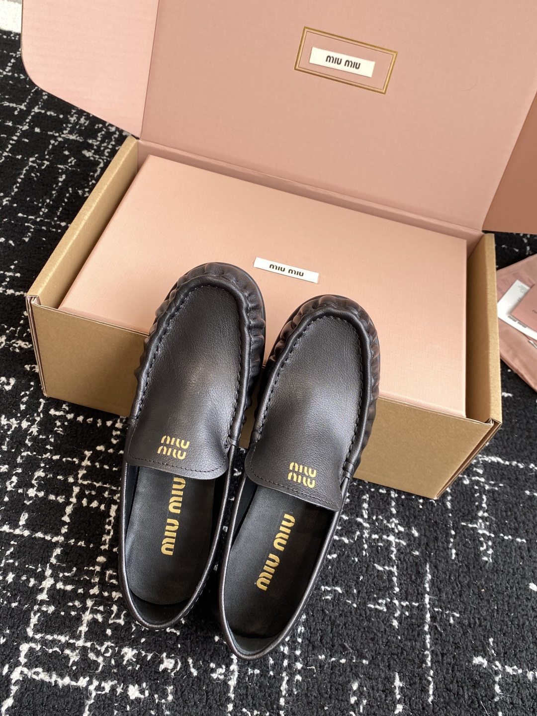 代购级（⚠️官网同步✈️盒包装）
MiuMiu 25ss 秋冬最新走秀款 乐福鞋

超多明星网红种草 秀