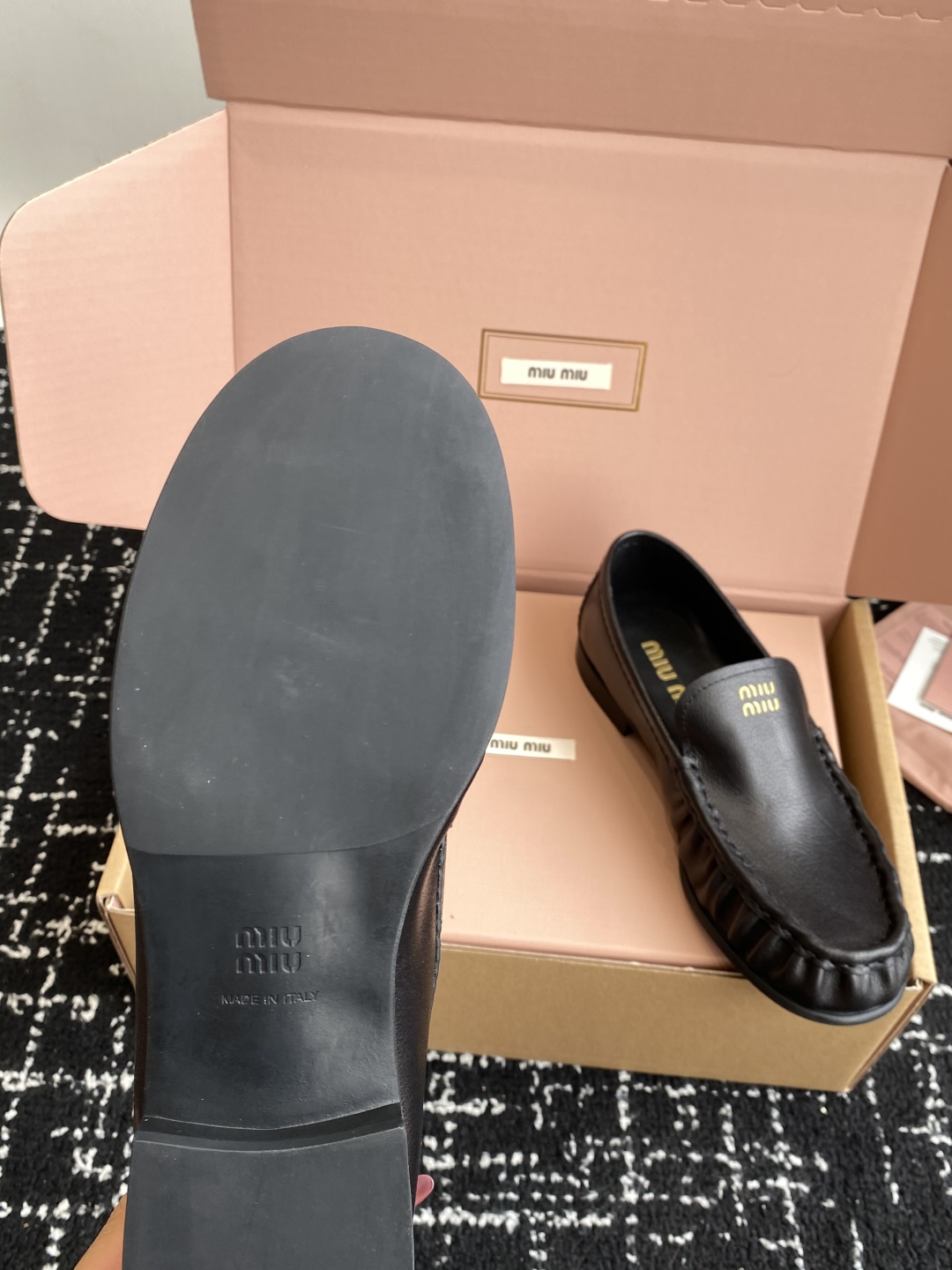 代购级（⚠️官网同步✈️盒包装）
MiuMiu 25ss 秋冬最新走秀款 乐福鞋

超多明星网红种草 秀