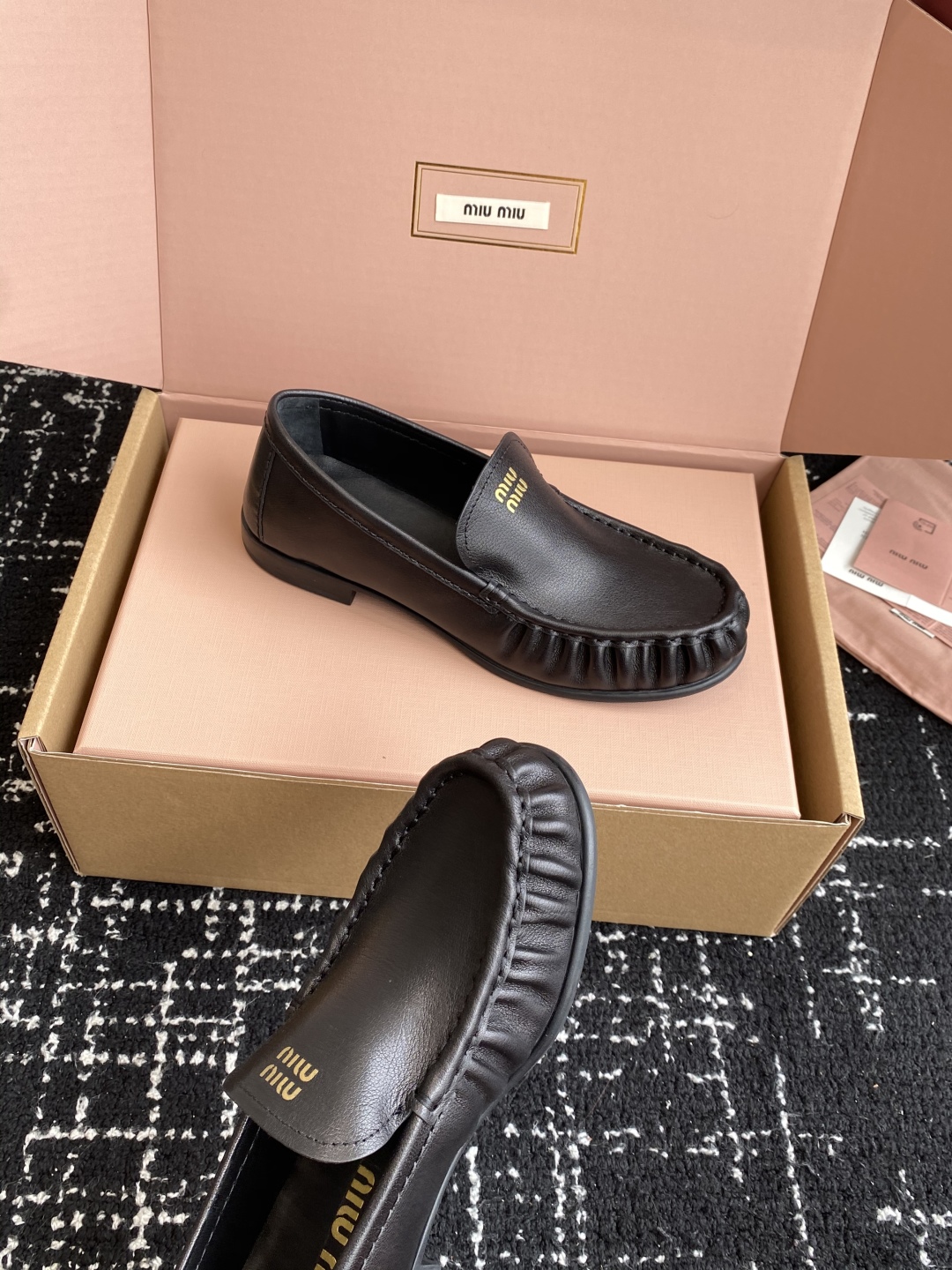 代购级（⚠️官网同步✈️盒包装）
MiuMiu 25ss 秋冬最新走秀款 乐福鞋

超多明星网红种草 秀