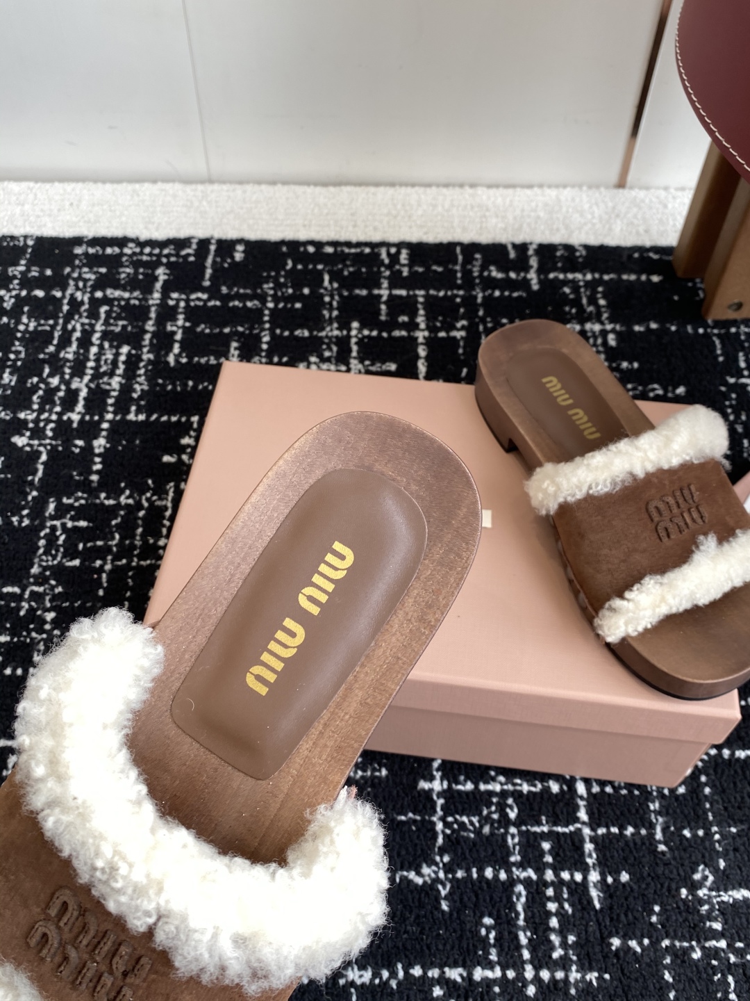 代购级
Miu Miu 25ss秋冬新款 羊毛拖鞋 鞋MiuMiu秀场适当独一无二的擦色工艺工艺来自Mi