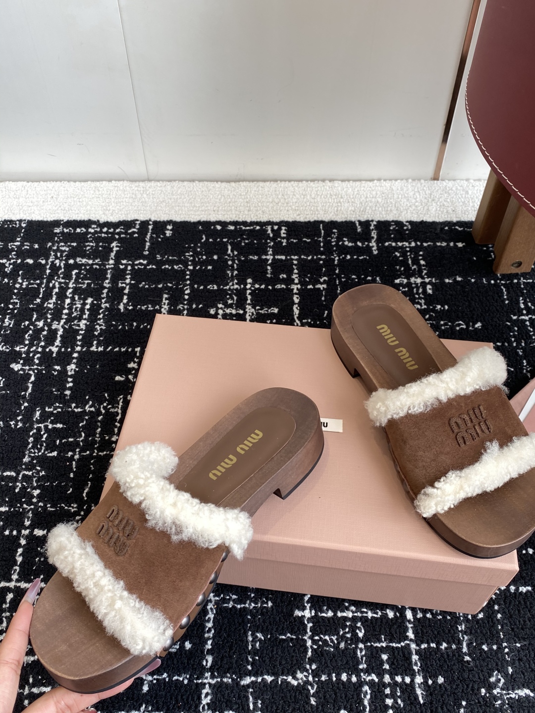 代购级
Miu Miu 25ss秋冬新款 羊毛拖鞋 鞋MiuMiu秀场适当独一无二的擦色工艺工艺来自Mi