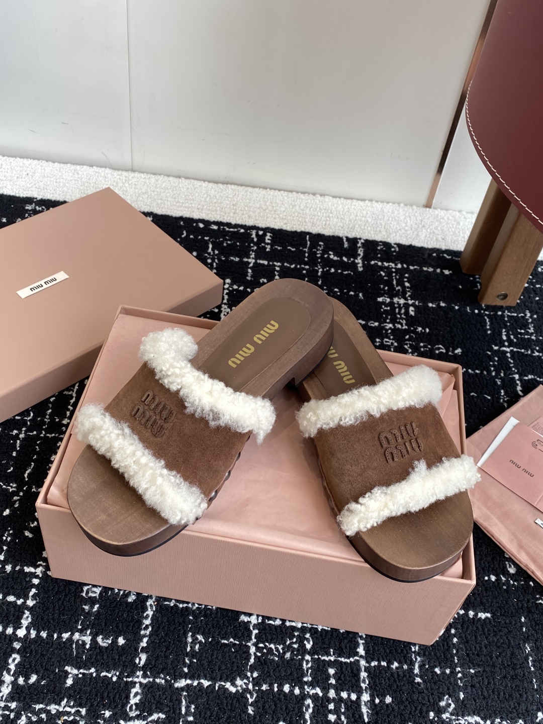 代购级
Miu Miu 25ss秋冬新款 羊毛拖鞋 鞋MiuMiu秀场适当独一无二的擦色工艺工艺来自Mi