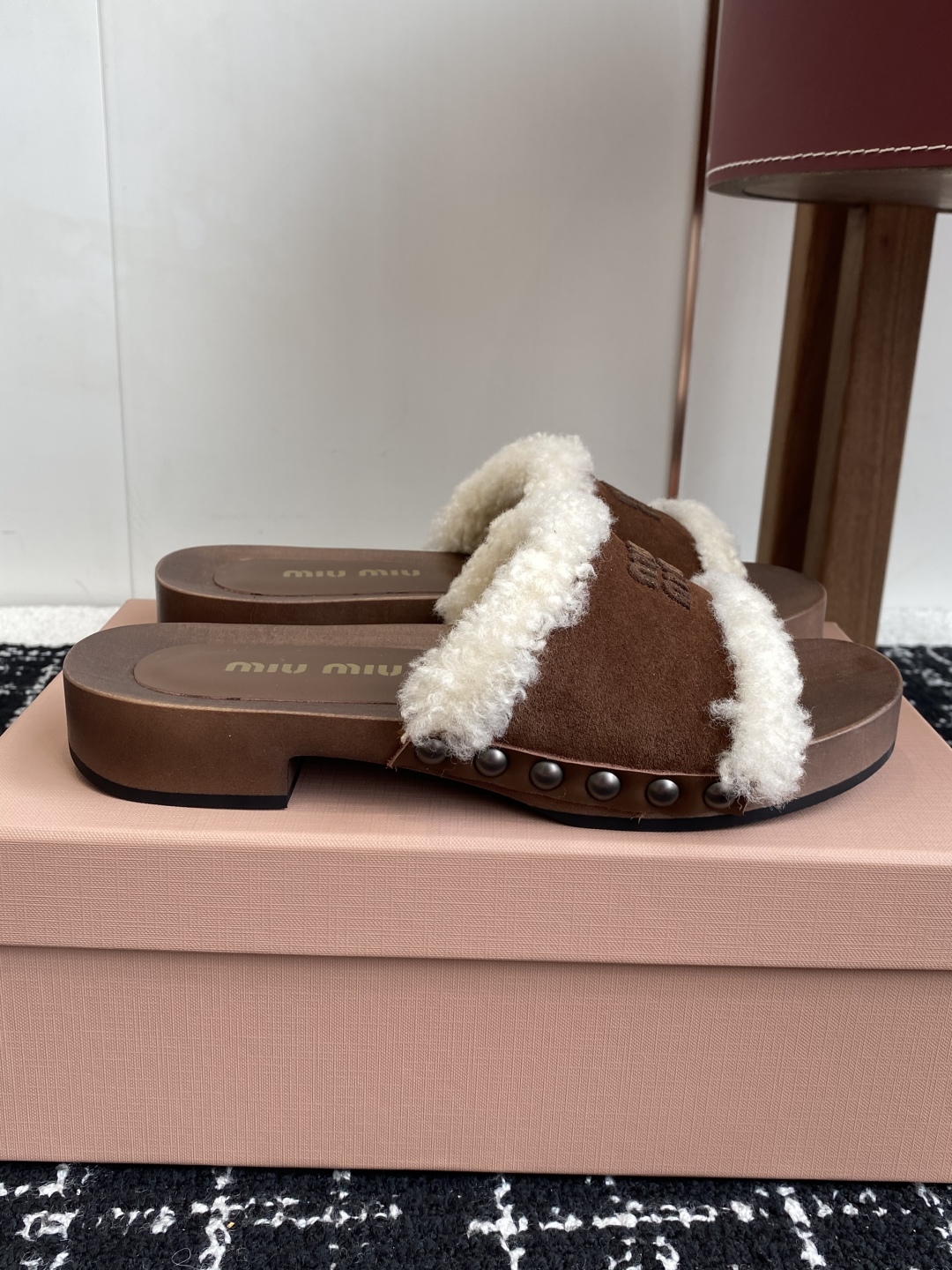 代购级
Miu Miu 25ss秋冬新款 羊毛拖鞋 鞋MiuMiu秀场适当独一无二的擦色工艺工艺来自Mi
