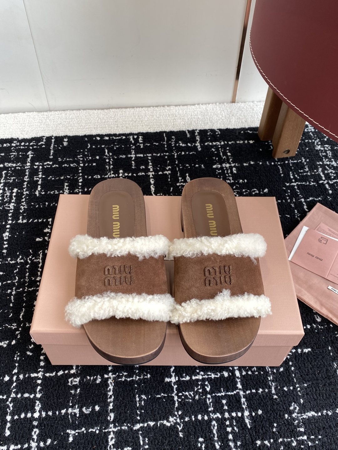 代购级
Miu Miu 25ss秋冬新款 羊毛拖鞋 鞋MiuMiu秀场适当独一无二的擦色工艺工艺来自Mi