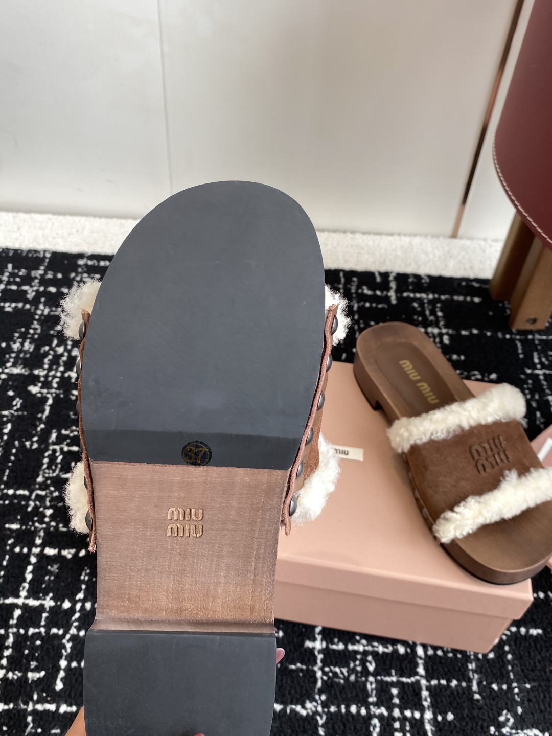 代购级
Miu Miu 25ss秋冬新款 羊毛拖鞋 鞋MiuMiu秀场适当独一无二的擦色工艺工艺来自Mi