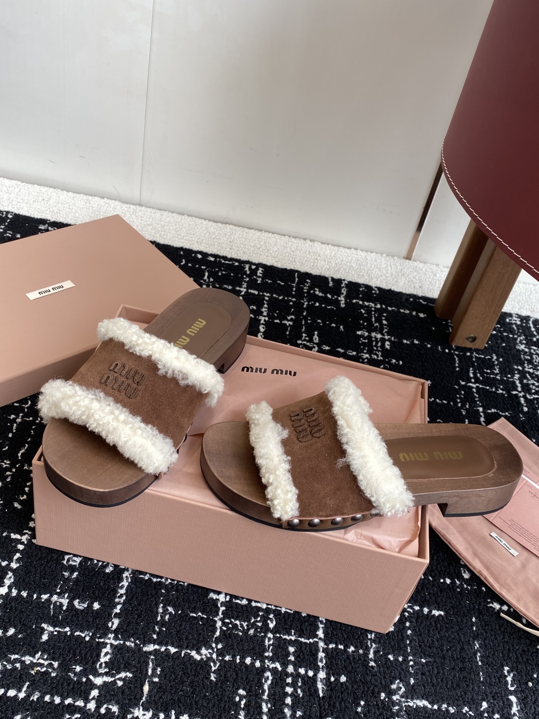 代购级
Miu Miu 25ss秋冬新款 羊毛拖鞋 鞋MiuMiu秀场适当独一无二的擦色工艺工艺来自Mi