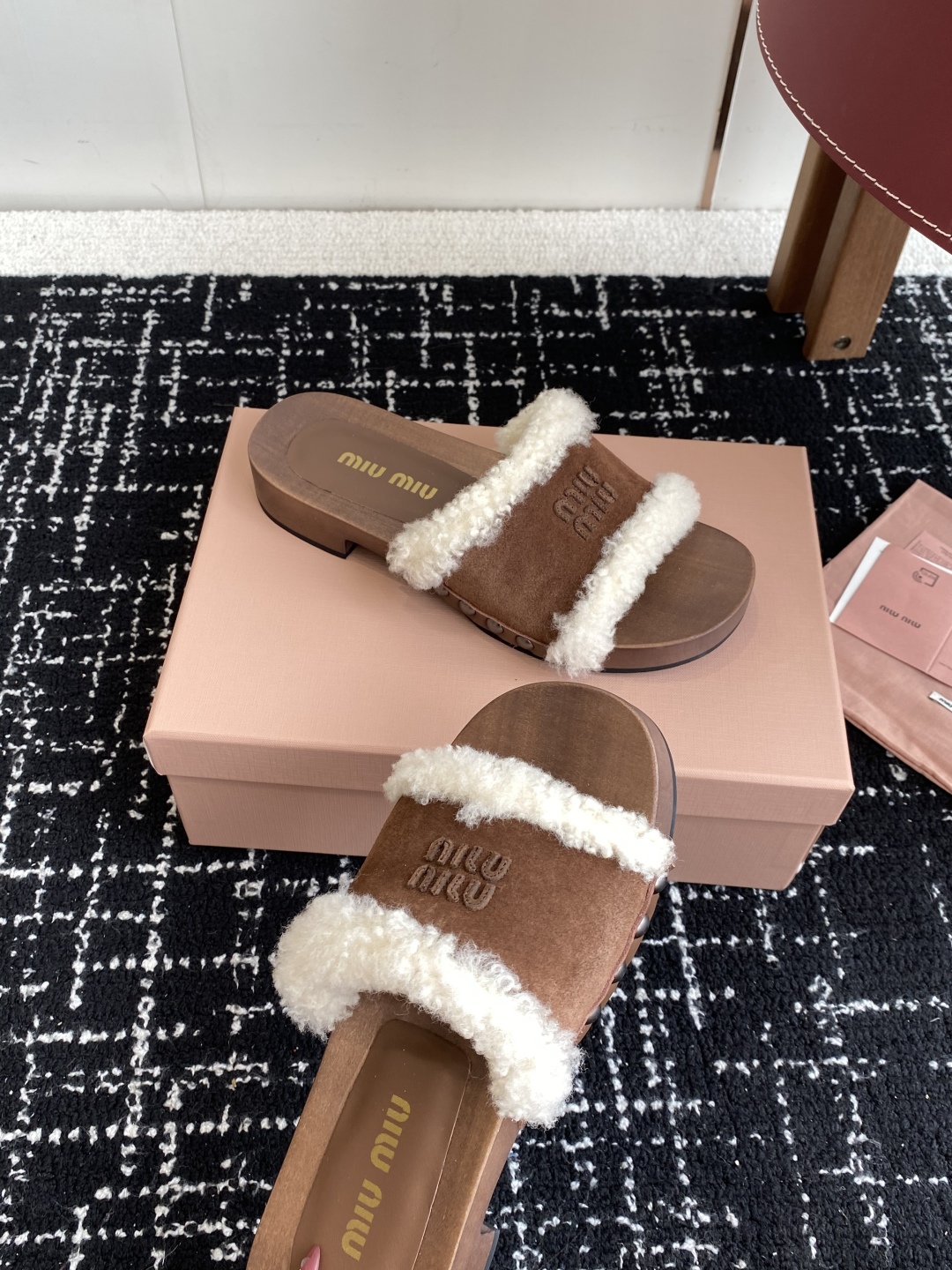 代购级
Miu Miu 25ss秋冬新款 羊毛拖鞋 鞋MiuMiu秀场适当独一无二的擦色工艺工艺来自Mi