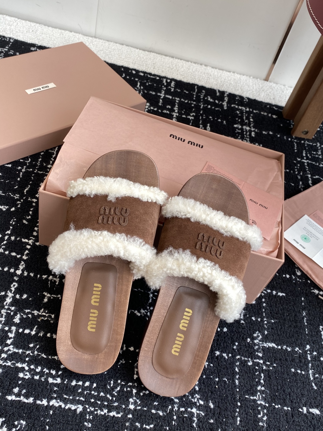 代购级
Miu Miu 25ss秋冬新款 羊毛拖鞋 鞋MiuMiu秀场适当独一无二的擦色工艺工艺来自Mi