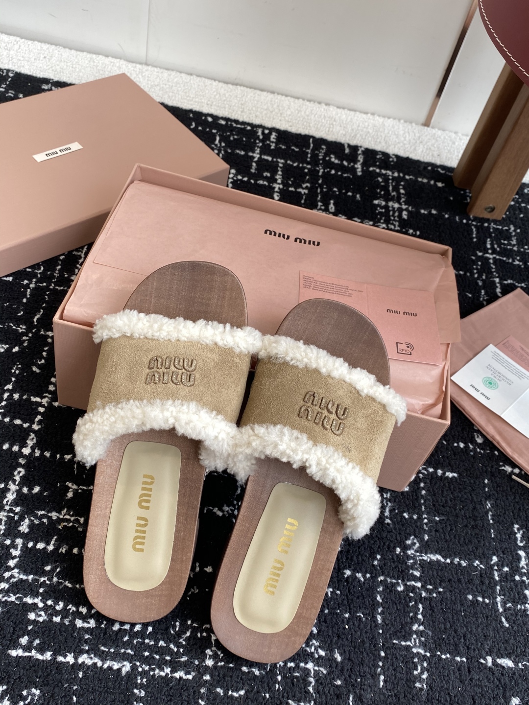 代购级
Miu Miu 25ss秋冬新款 羊毛拖鞋 鞋MiuMiu秀场适当独一无二的擦色工艺工艺来自Mi