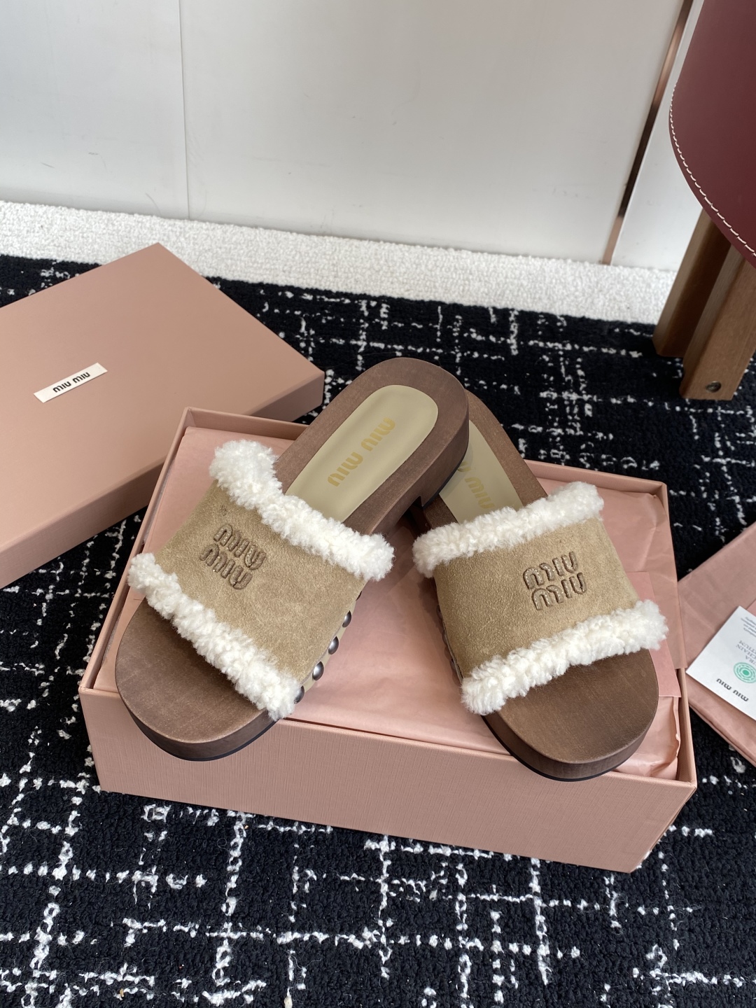 代购级
Miu Miu 25ss秋冬新款 羊毛拖鞋 鞋MiuMiu秀场适当独一无二的擦色工艺工艺来自Mi
