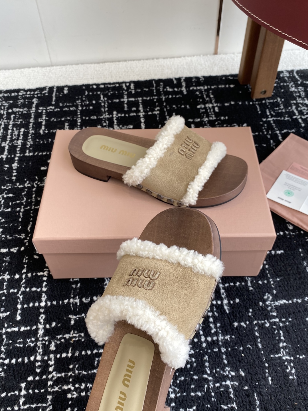 代购级
Miu Miu 25ss秋冬新款 羊毛拖鞋 鞋MiuMiu秀场适当独一无二的擦色工艺工艺来自Mi