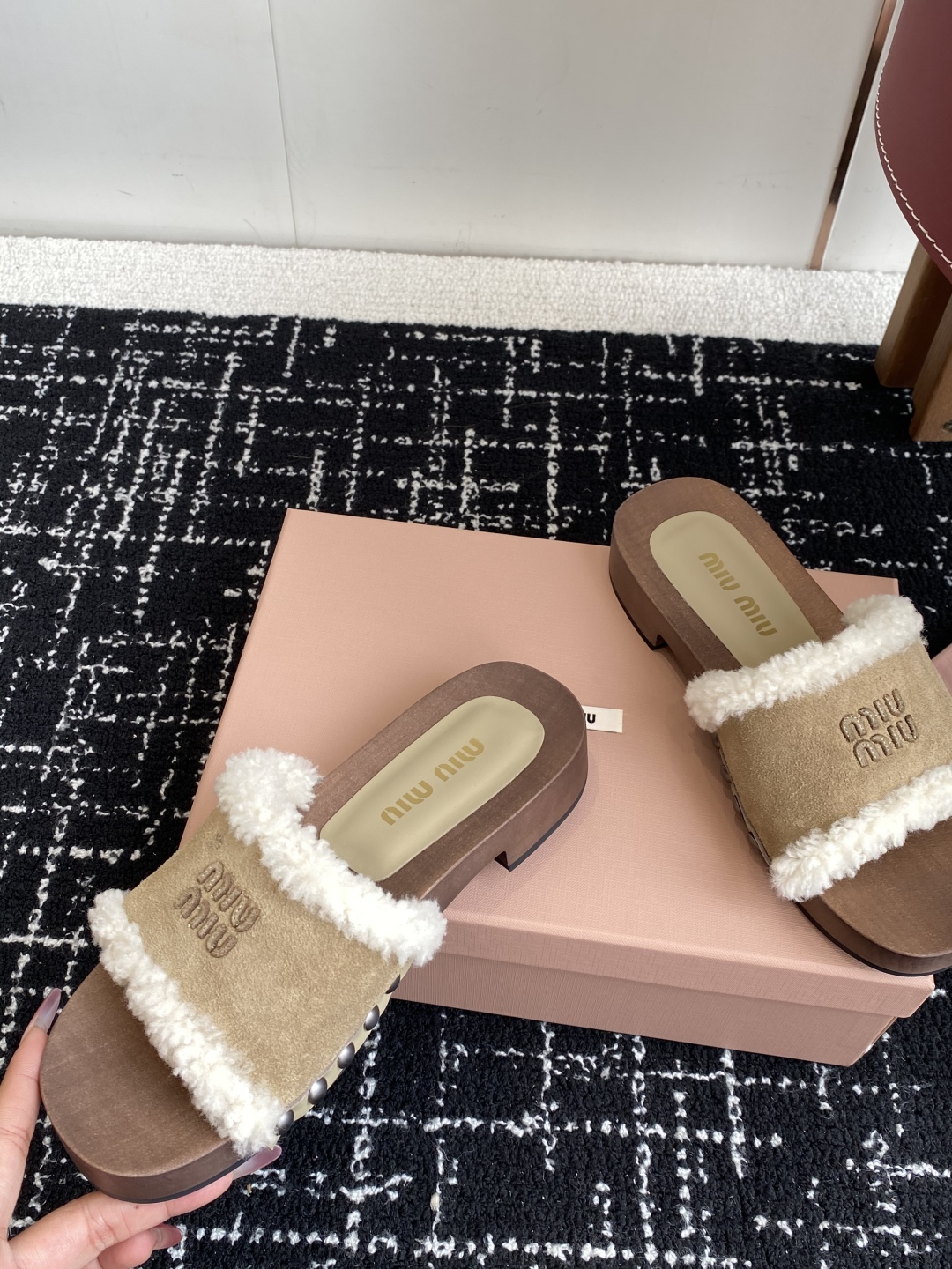代购级
Miu Miu 25ss秋冬新款 羊毛拖鞋 鞋MiuMiu秀场适当独一无二的擦色工艺工艺来自Mi