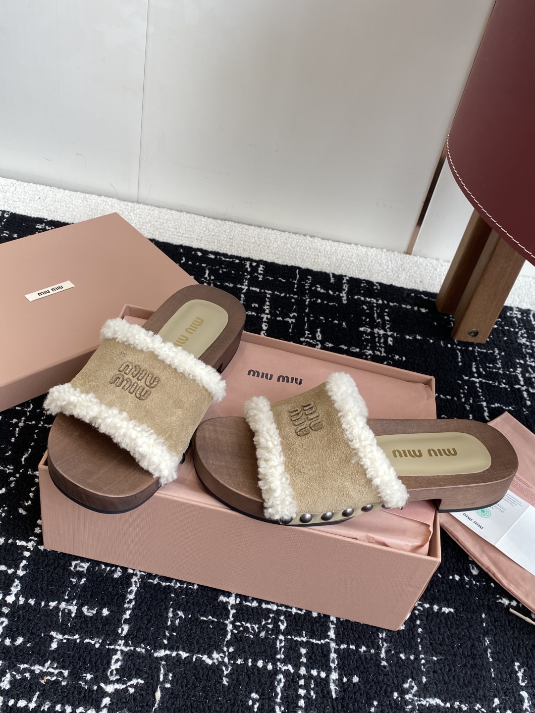 代购级
Miu Miu 25ss秋冬新款 羊毛拖鞋 鞋MiuMiu秀场适当独一无二的擦色工艺工艺来自Mi