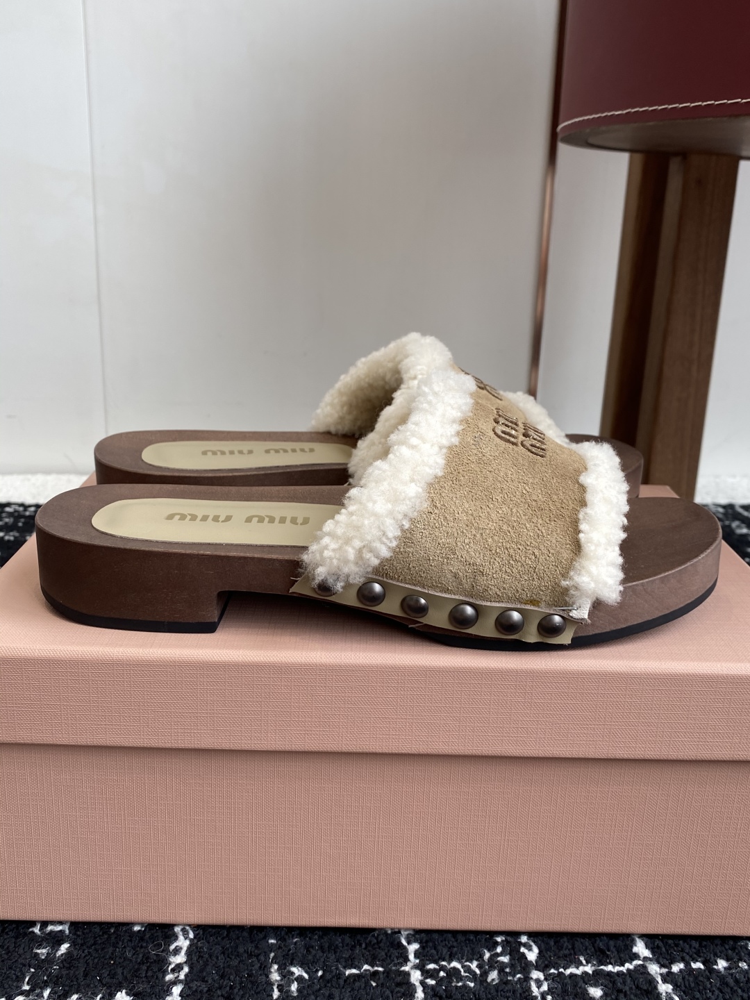 代购级
Miu Miu 25ss秋冬新款 羊毛拖鞋 鞋MiuMiu秀场适当独一无二的擦色工艺工艺来自Mi