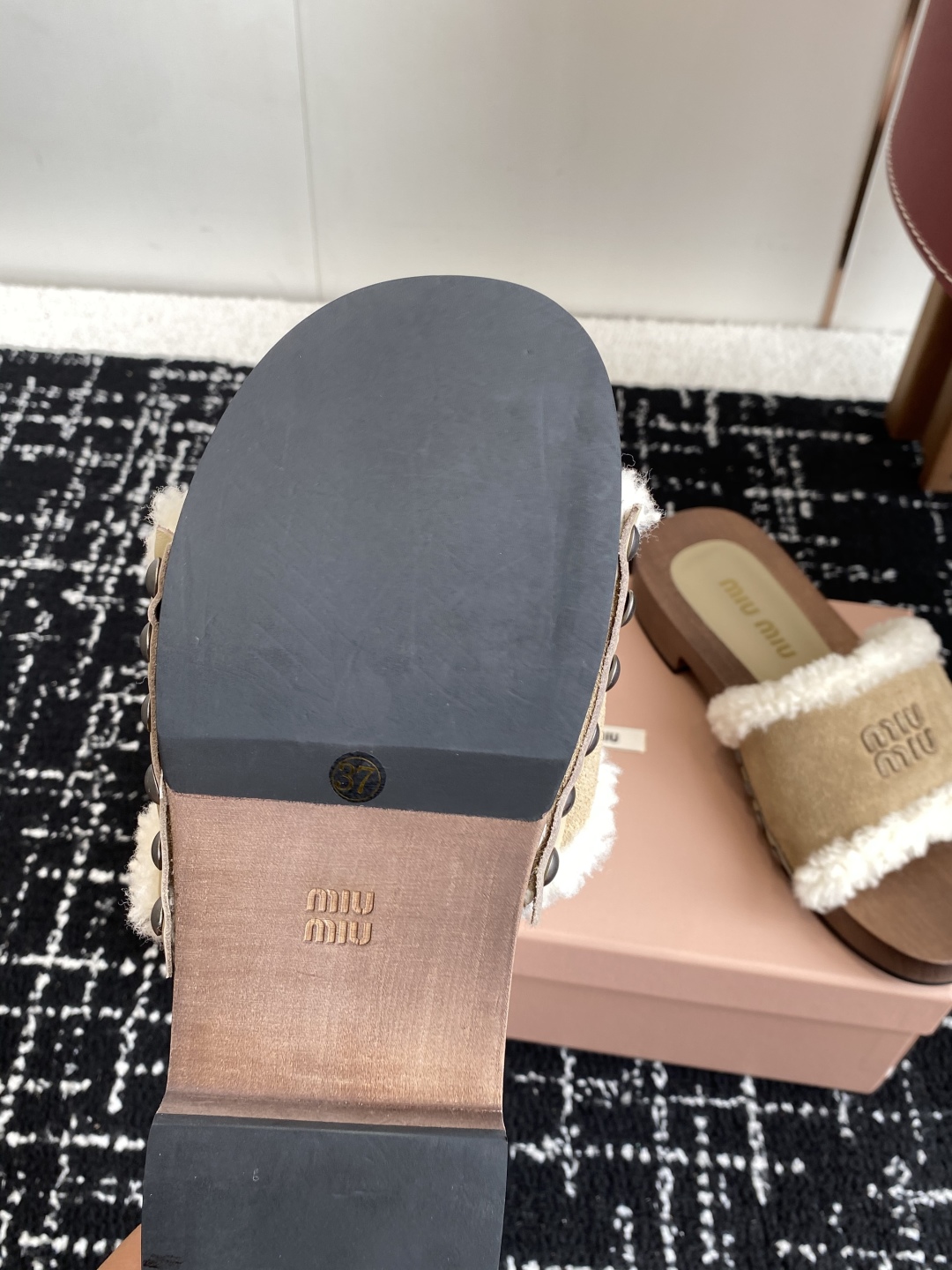 代购级
Miu Miu 25ss秋冬新款 羊毛拖鞋 鞋MiuMiu秀场适当独一无二的擦色工艺工艺来自Mi