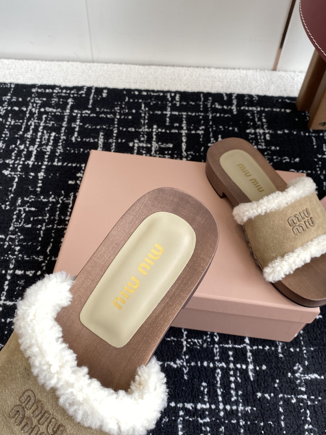 代购级
Miu Miu 25ss秋冬新款 羊毛拖鞋 鞋MiuMiu秀场适当独一无二的擦色工艺工艺来自Mi