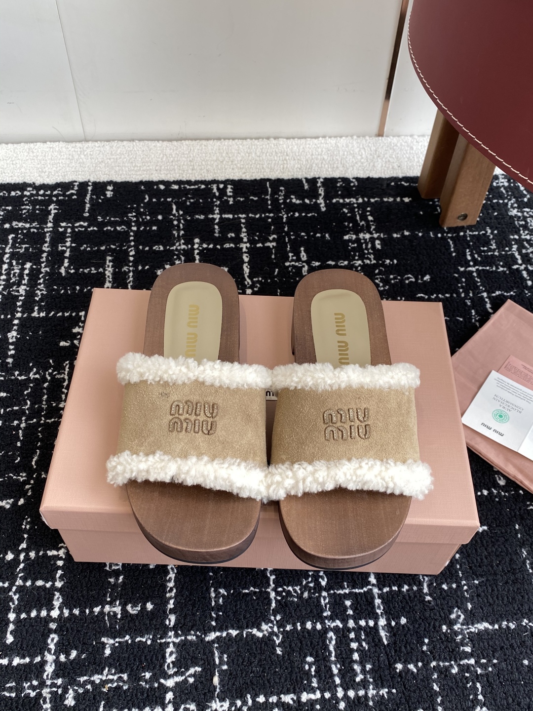 代购级
Miu Miu 25ss秋冬新款 羊毛拖鞋 鞋MiuMiu秀场适当独一无二的擦色工艺工艺来自Mi