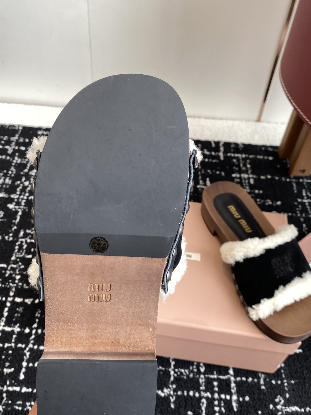 代购级
Miu Miu 25ss秋冬新款 羊毛拖鞋 鞋MiuMiu秀场适当独一无二的擦色工艺工艺来自Mi