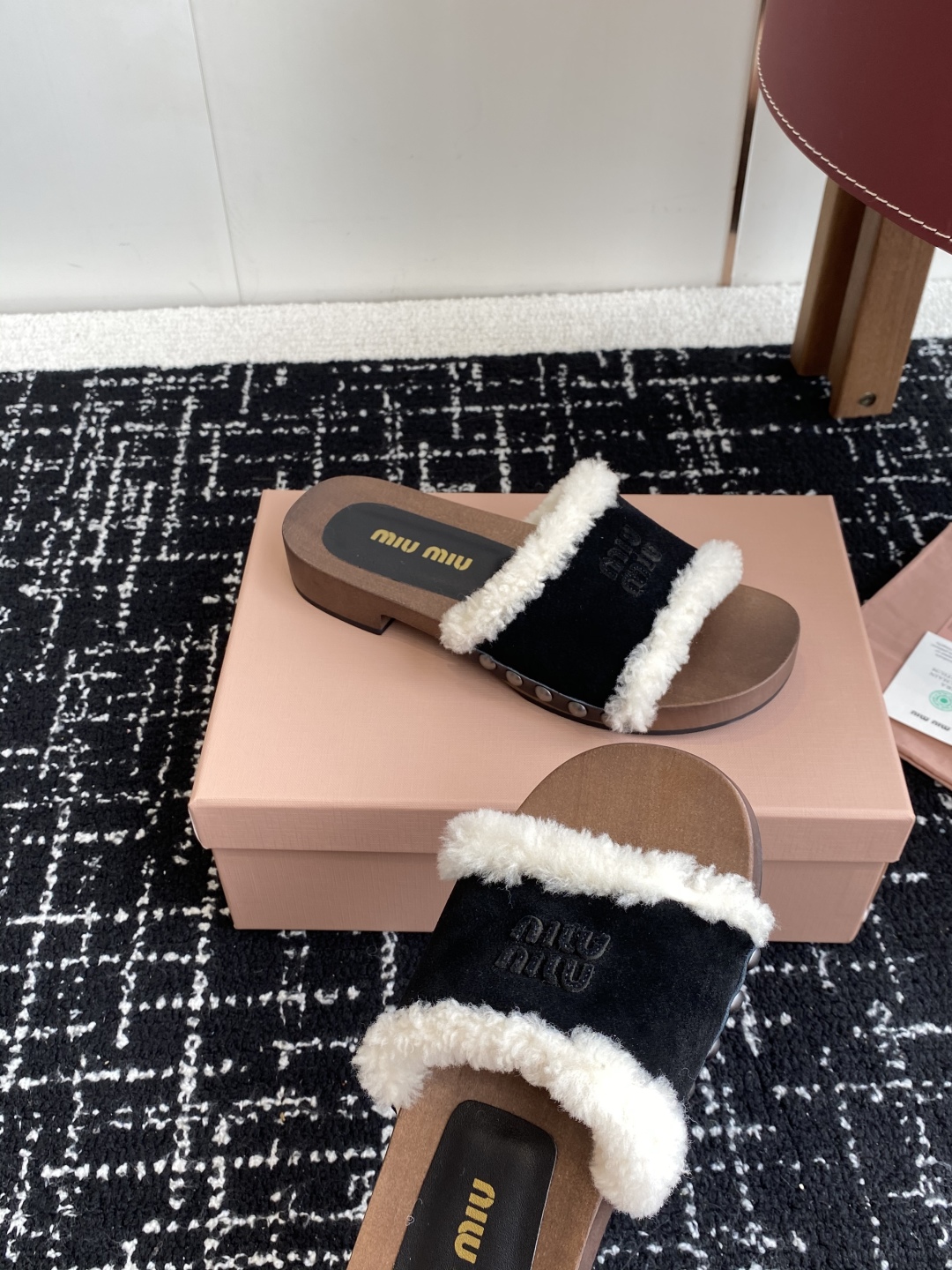 代购级
Miu Miu 25ss秋冬新款 羊毛拖鞋 鞋MiuMiu秀场适当独一无二的擦色工艺工艺来自Mi