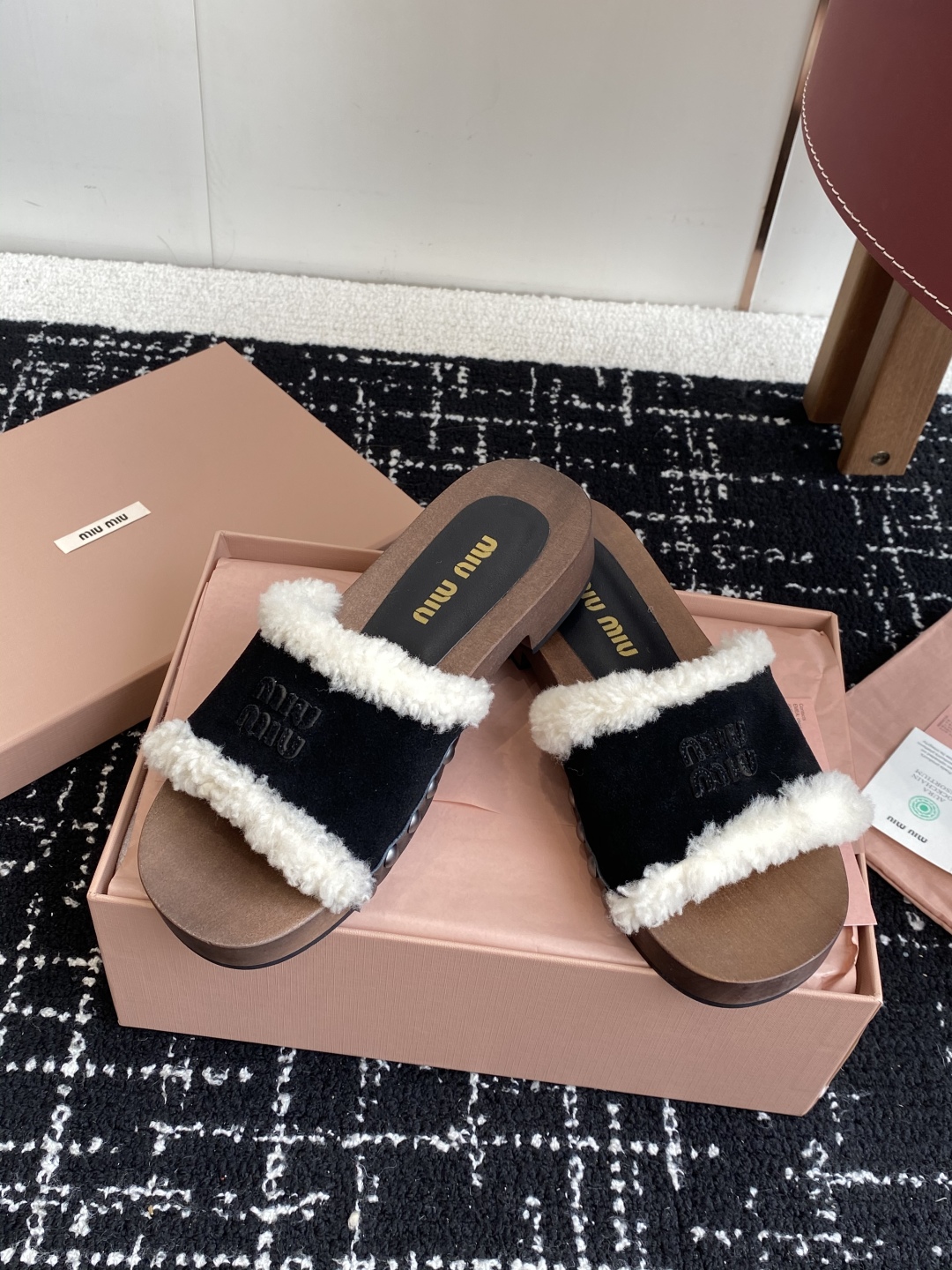 代购级
Miu Miu 25ss秋冬新款 羊毛拖鞋 鞋MiuMiu秀场适当独一无二的擦色工艺工艺来自Mi