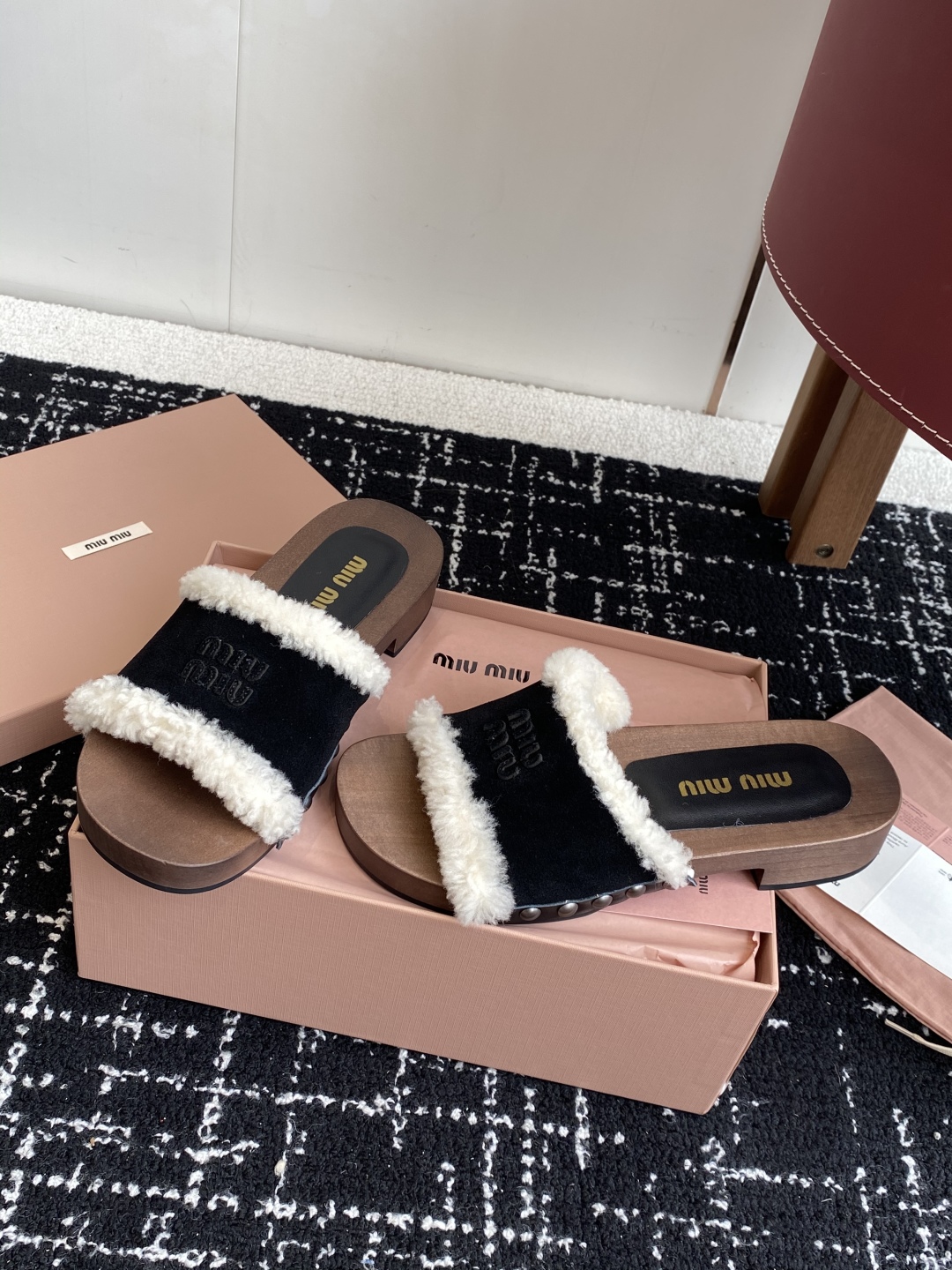 代购级
Miu Miu 25ss秋冬新款 羊毛拖鞋 鞋MiuMiu秀场适当独一无二的擦色工艺工艺来自Mi
