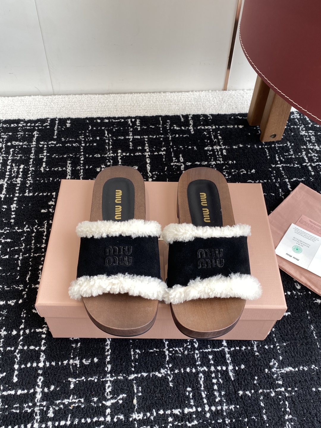 代购级
Miu Miu 25ss秋冬新款 羊毛拖鞋 鞋MiuMiu秀场适当独一无二的擦色工艺工艺来自Mi