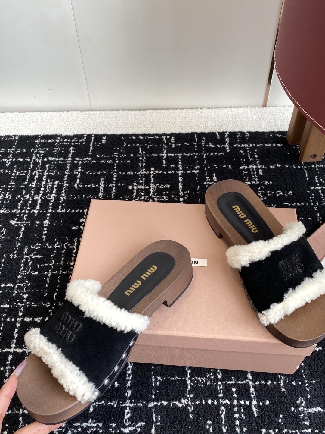 代购级
Miu Miu 25ss秋冬新款 羊毛拖鞋 鞋MiuMiu秀场适当独一无二的擦色工艺工艺来自Mi