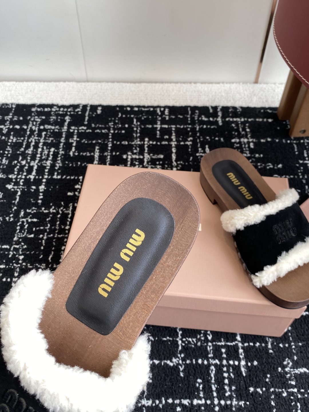 代购级
Miu Miu 25ss秋冬新款 羊毛拖鞋 鞋MiuMiu秀场适当独一无二的擦色工艺工艺来自Mi