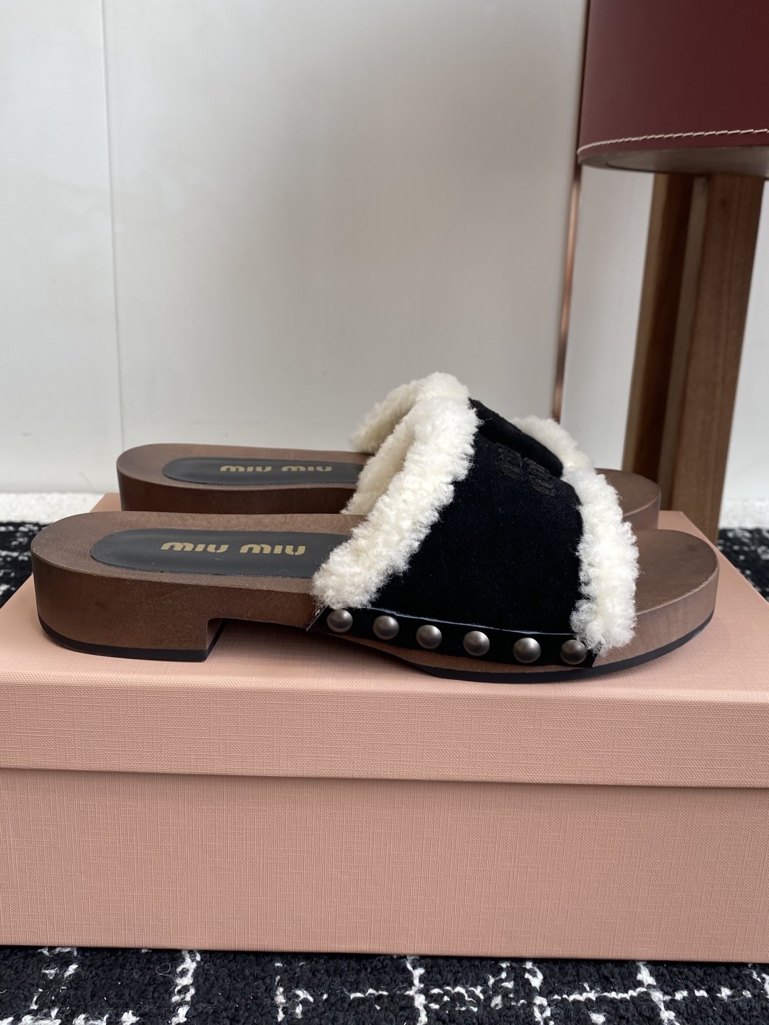 代购级
Miu Miu 25ss秋冬新款 羊毛拖鞋 鞋MiuMiu秀场适当独一无二的擦色工艺工艺来自Mi
