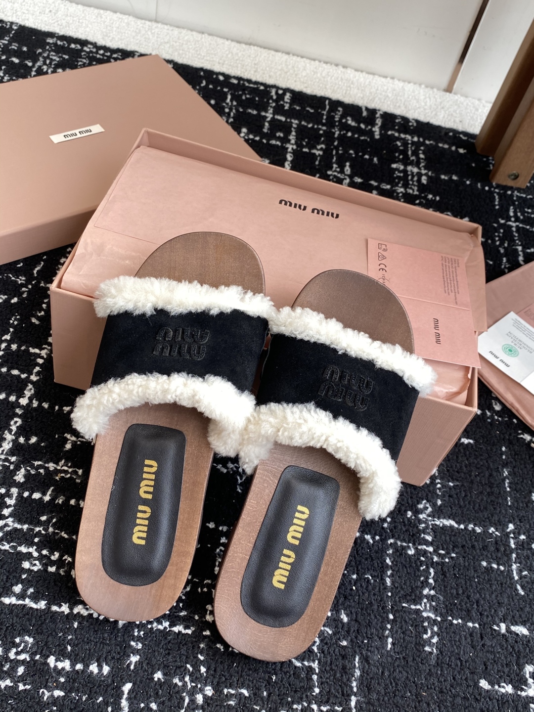 代购级
Miu Miu 25ss秋冬新款 羊毛拖鞋 鞋MiuMiu秀场适当独一无二的擦色工艺工艺来自Mi